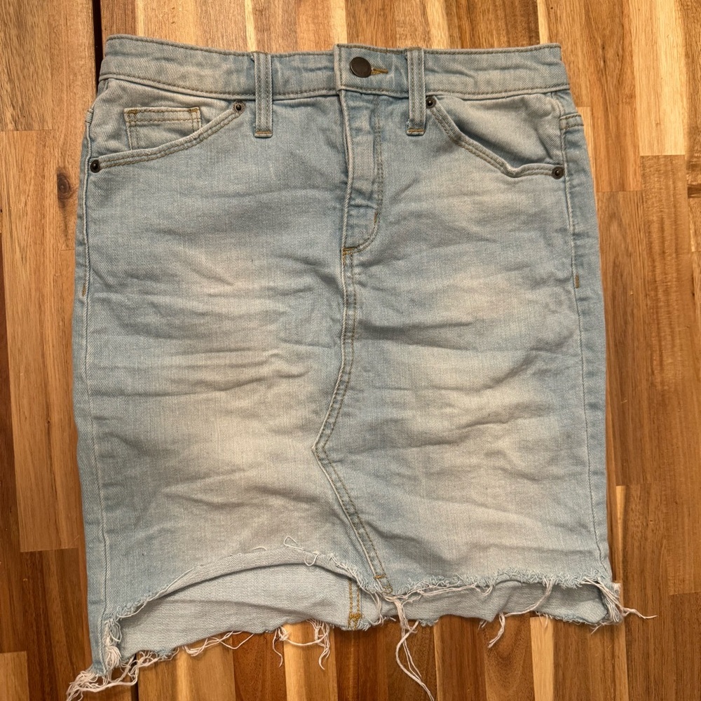 Universal Thread Light Wash Denim Mini Skirt‎ Raw Hem Size 2/26